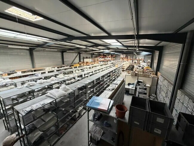 Plus de détails pour Local d’activités à vendre