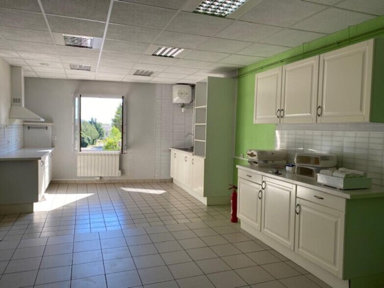 Local d'activités dans Saint-Clair-du-Rhône à vendre - Photo de l’immeuble – Image 2 sur 6