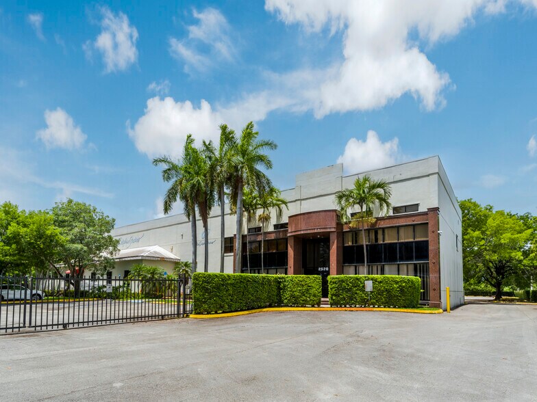 2520 NW 112th Ave, Miami, FL à vendre - Photo de l’immeuble – Image 1 sur 5