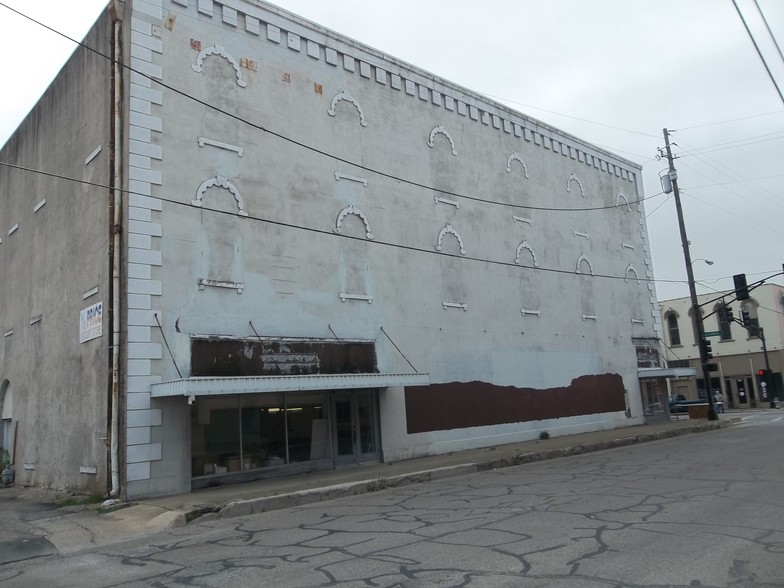 201-205 E Chambers St, Cleburne, TX à louer - Photo de l’immeuble – Image 2 sur 22