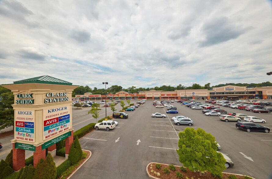 215-305 E Lewis & Clark Pky, Clarksville, IN à louer - Photo de l’immeuble – Image 1 sur 3