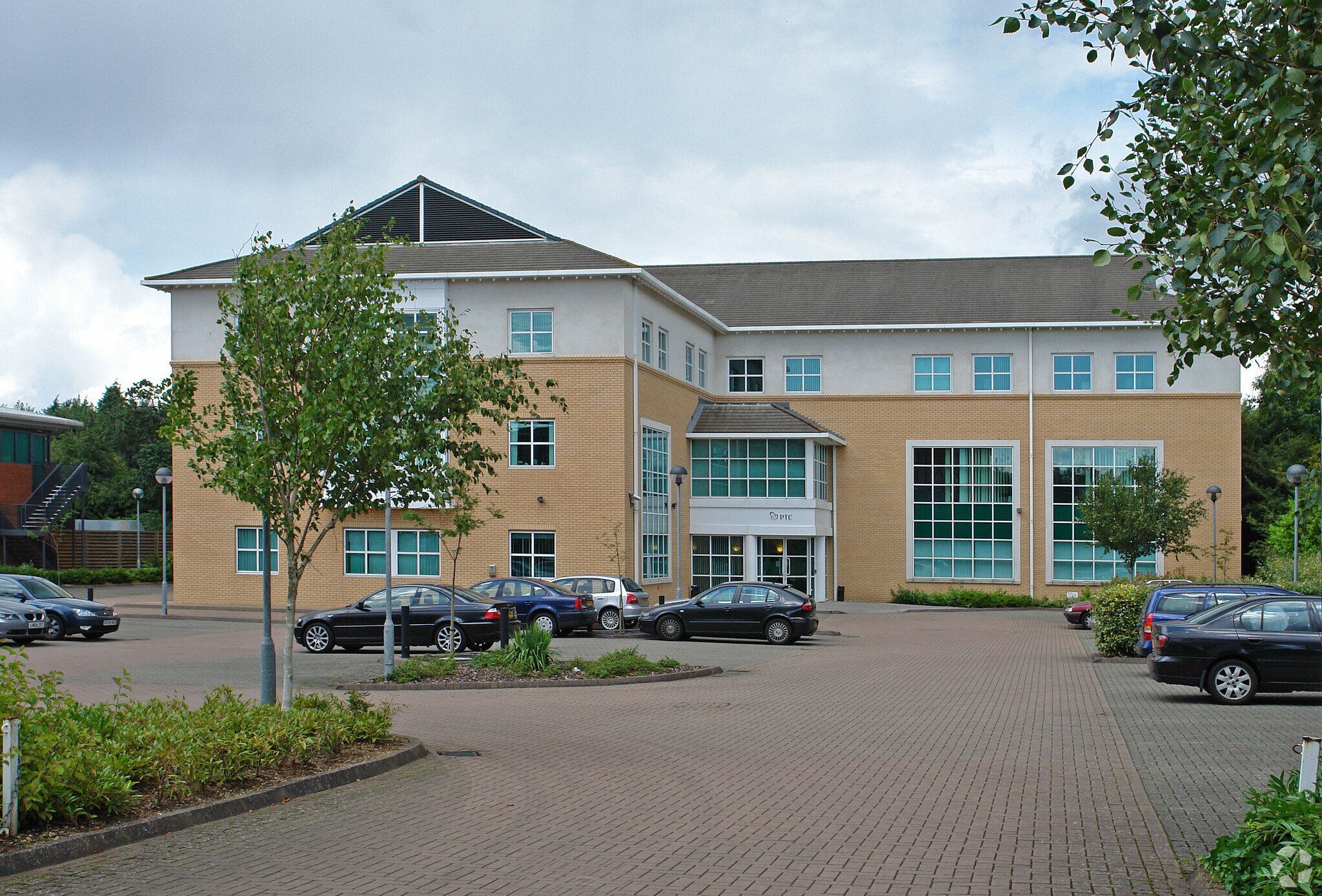 Harvest Crescent, Fleet à louer Photo principale– Image 1 sur 18