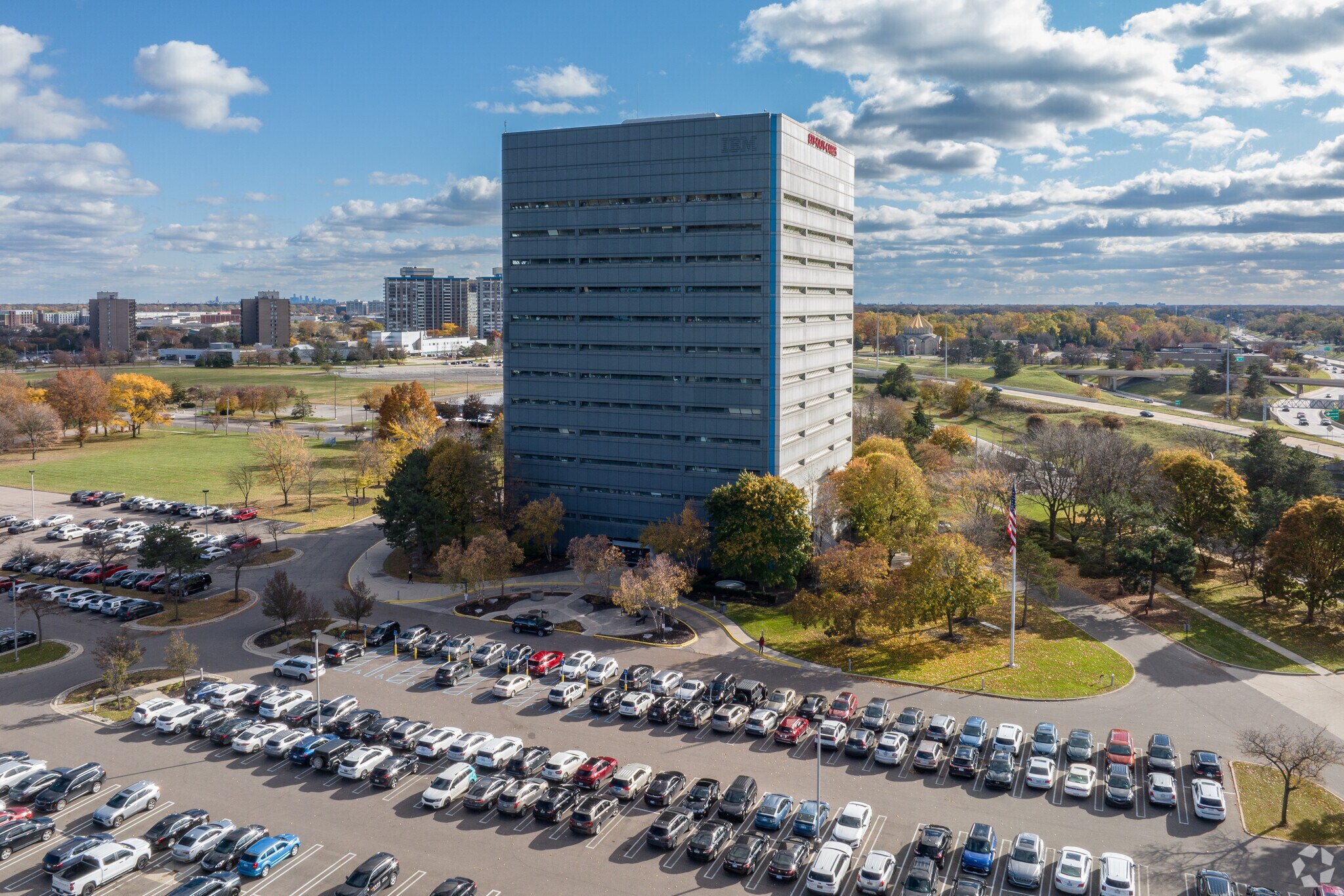 18000 W Nine Mile Rd, Southfield, MI à louer Photo principale– Image 1 sur 7