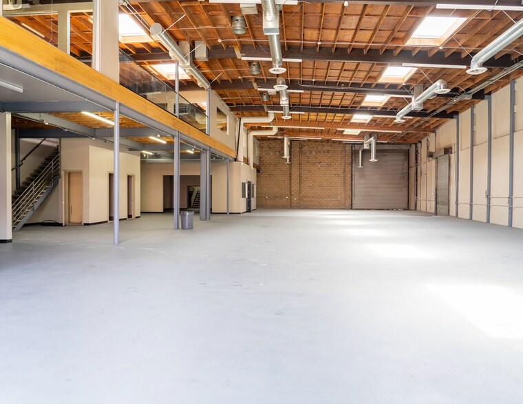 1900 E 7th Pl, Los Angeles, CA à louer - Photo de l’immeuble – Image 3 sur 14