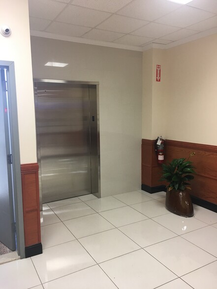 20925-20945 Northern Blvd, Bayside, NY à louer - Photo intérieure – Image 3 sur 5