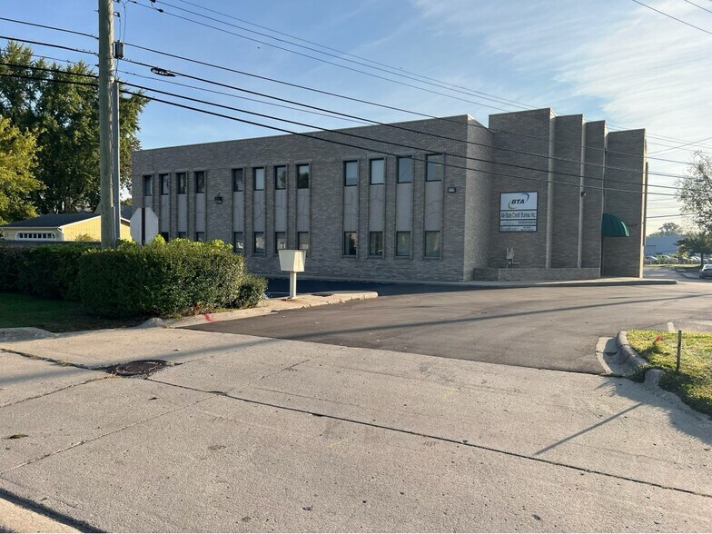 22000 Springbrook Ave, Farmington Hills, MI à louer - Photo principale – Image 1 sur 7