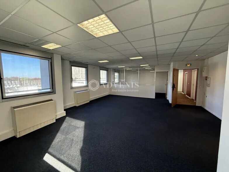 Bureau dans Noisy-le-Grand à louer - Photo de l’immeuble – Image 2 sur 11