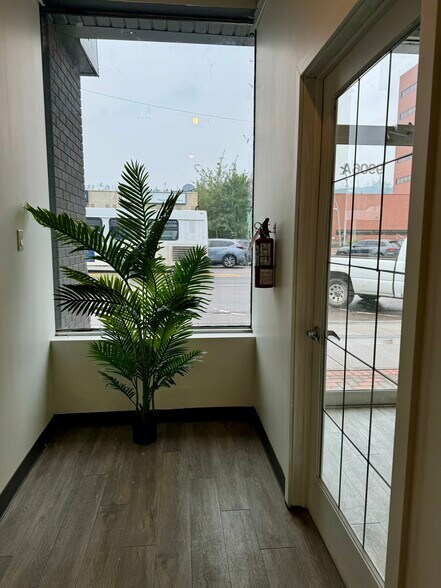 9906A Franklin Av, Fort McMurray, AB à louer - Photo intérieure – Image 2 sur 2