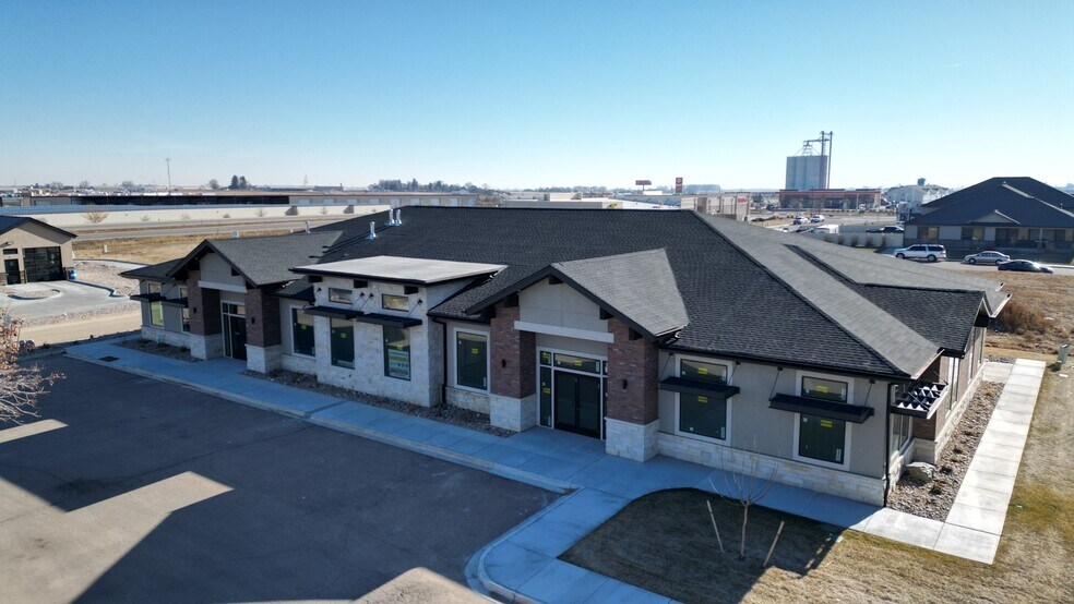 271 S Elm Ave, Eaton, CO à louer - Photo de l’immeuble – Image 2 sur 3