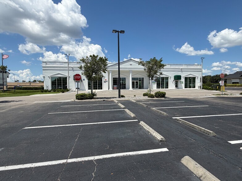 9281 College Pkwy, Fort Myers, FL à louer - Photo de l’immeuble – Image 1 sur 3
