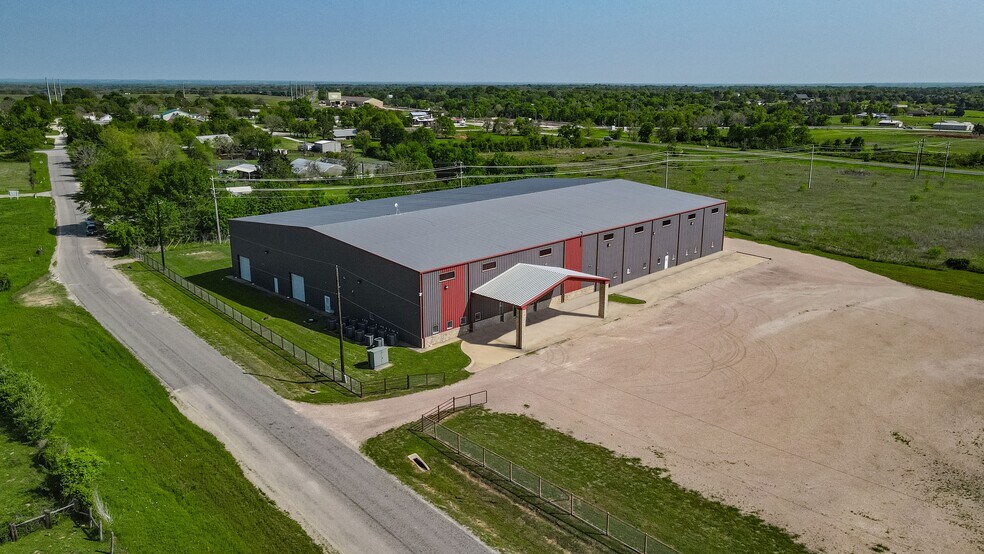 21930 Kathy Fleming Rd, Navasota, TX à louer - Photo de l’immeuble – Image 1 sur 13