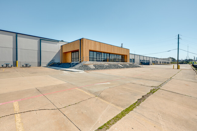 Plus de détails pour 2302-2424 N Westmoreland Rd, Dallas, TX - Industriel/Logistique à vendre