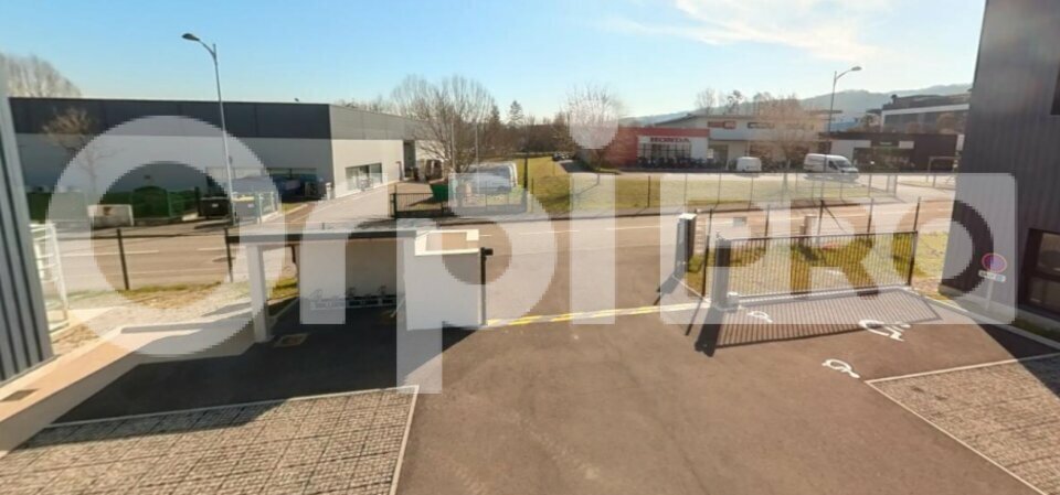Local d'activités dans Bourgoin-Jallieu à vendre - Photo de l’immeuble – Image 2 sur 3