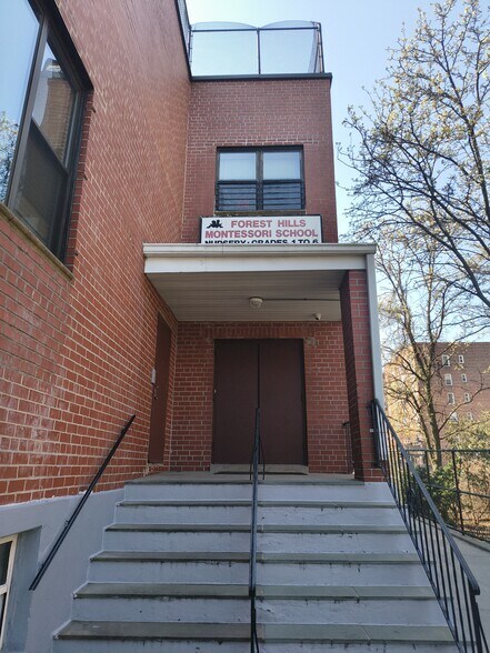 67-04 Austin St, Forest Hills, NY à vendre - Photo de l’immeuble – Image 2 sur 6