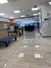 8831-8833 Gross Point Rd, Skokie, IL à louer Photo intérieure– Image 2 sur 6