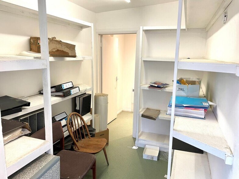 98 Thorpe Lea Rd, Egham à vendre - Photo de l’immeuble – Image 3 sur 6