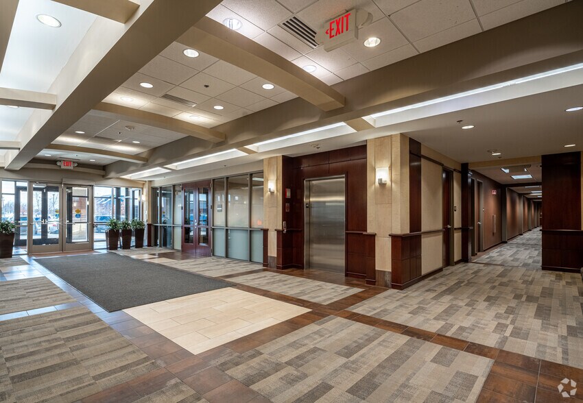 8530 Eagle Point Blvd, Lake Elmo, MN à louer - Hall d’entrée – Image 3 sur 19