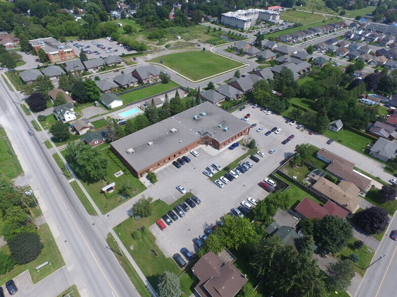 108 Angeline St, Lindsay, ON à louer - Photo de l’immeuble – Image 2 sur 4