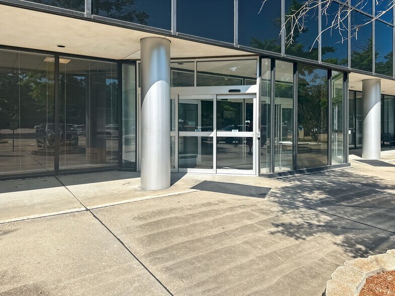 2014 W pinhook Rd, Lafayette, LA à louer - Photo de l’immeuble – Image 2 sur 12