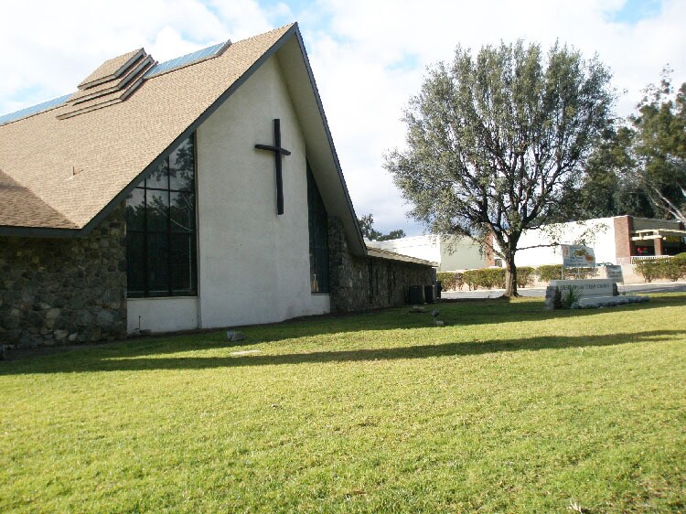 869 N Euclid Ave, Upland, CA à louer Photo de l’immeuble– Image 1 sur 11