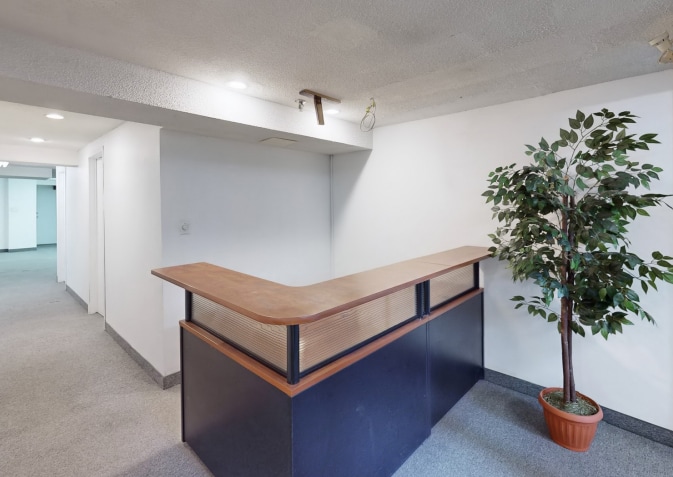 2558 Danforth Av, Toronto, ON à louer Photo intérieure– Image 1 sur 10