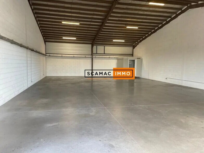 Industriel/Logistique dans Flassans-sur-Issole à louer - Photo de l’immeuble – Image 3 sur 5