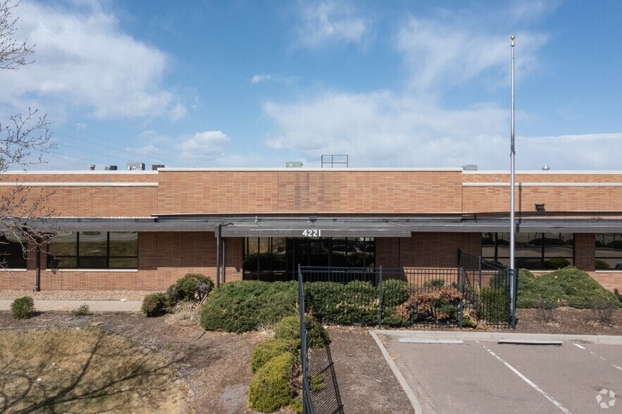4221 Monaco St, Denver, CO à louer - Photo de l’immeuble – Image 3 sur 21