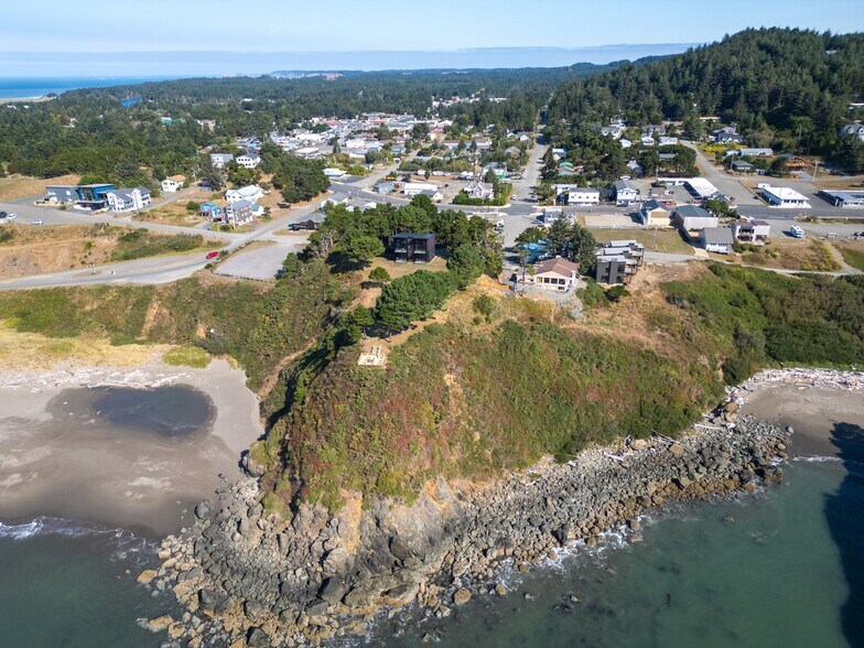 409 Jackson St, Port Orford, OR à vendre - Photo de l’immeuble – Image 3 sur 46