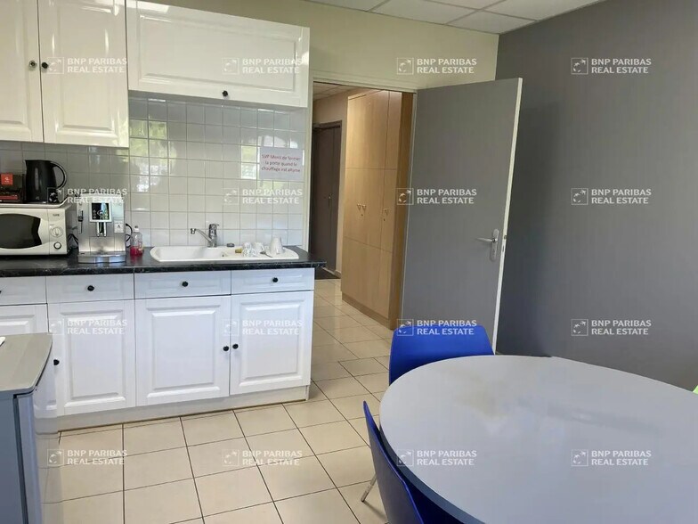 Local d’activités dans Ingré à louer - Photo de l’immeuble – Image 3 sur 5