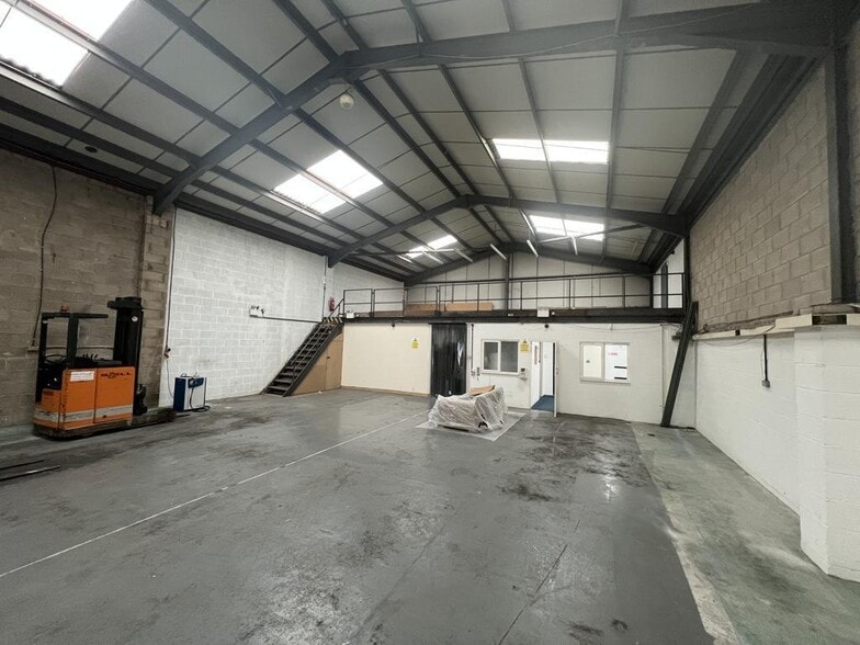 5 New Rd, Hixon à louer - Photo de l’immeuble – Image 3 sur 23