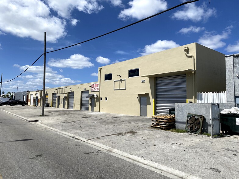 225-231 W 23rd St, Hialeah, FL à louer - Photo de l’immeuble – Image 1 sur 2