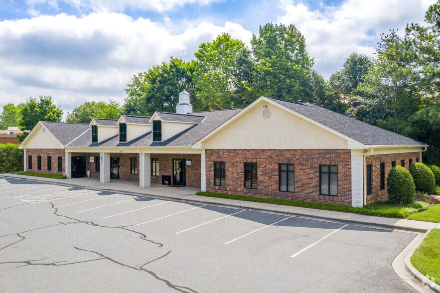 2120 Crown Centre Dr, Charlotte, NC à louer - Photo principale – Image 1 sur 11