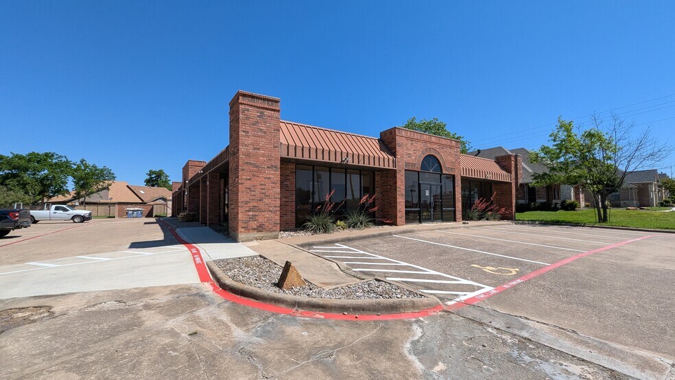 315 Harwood Rd, Bedford, TX à louer - Photo de l’immeuble – Image 3 sur 34