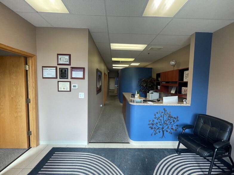 650 Spring Hill Ring Rd, West Dundee, IL à louer - Photo de l’immeuble – Image 3 sur 9