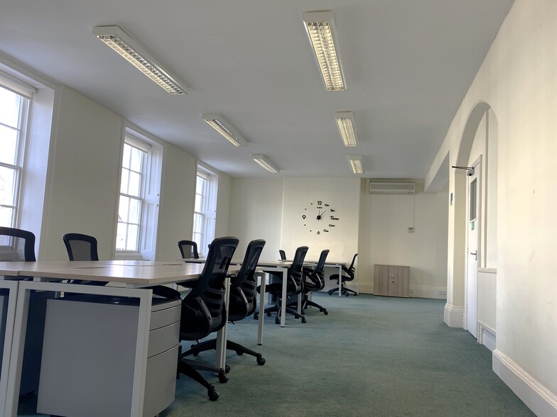 29 Cambray Pl, Cheltenham à louer - Photo de l’immeuble – Image 3 sur 13