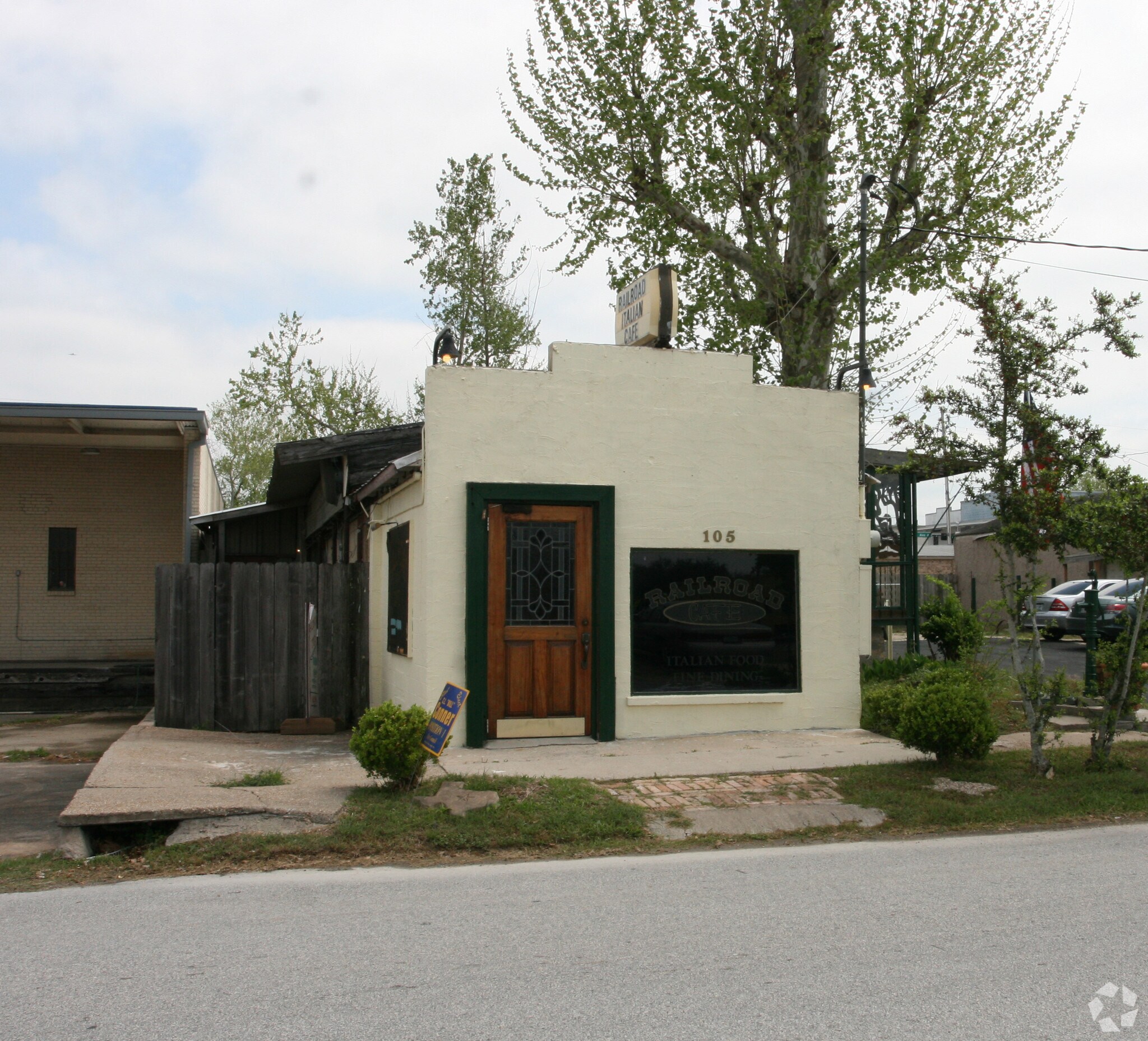 105 Railroad Ave, Humble, TX à louer Photo de l’immeuble– Image 1 sur 2