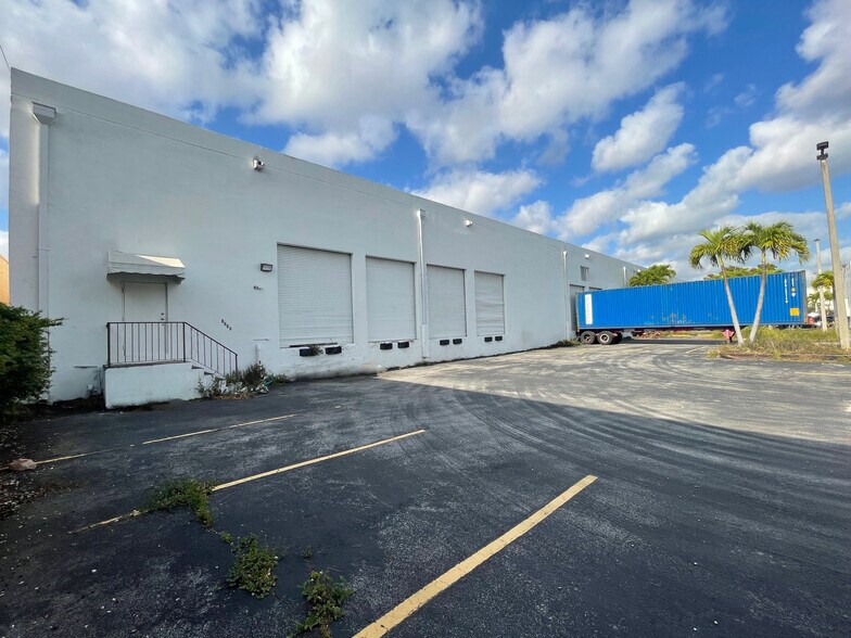 1730 W 38th Pl, Hialeah, FL à louer - Photo de l’immeuble – Image 2 sur 9