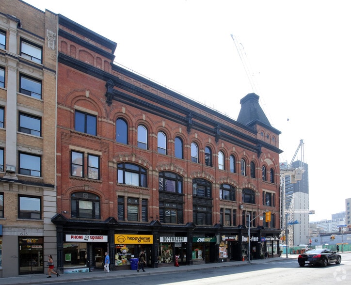 601-613 Yonge St, Toronto, ON à louer - Photo de l’immeuble – Image 2 sur 2