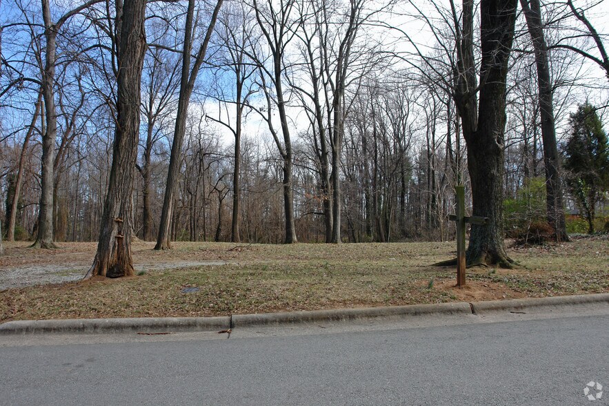 1913-1915 Cedar Fork Dr, Greensboro, NC à vendre - Photo de l’immeuble – Image 3 sur 5