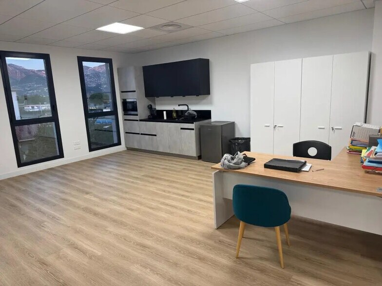 Bureau dans Aubagne à louer - Photo de l’immeuble – Image 2 sur 4