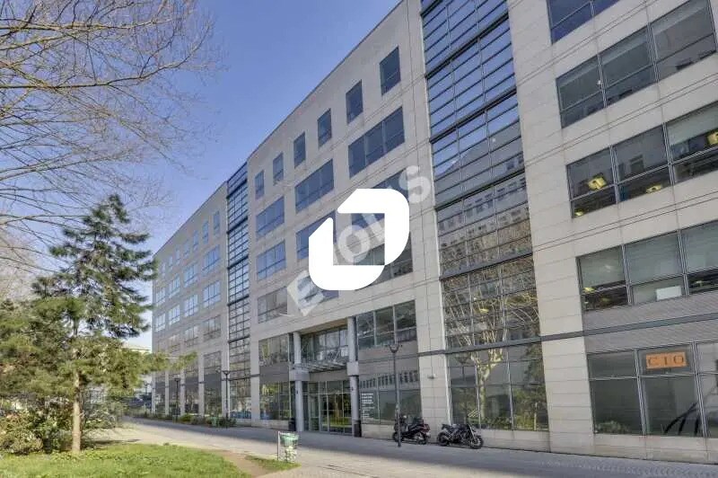 Bureau dans Saint-Denis à louer - Photo de l’immeuble – Image 1 sur 11