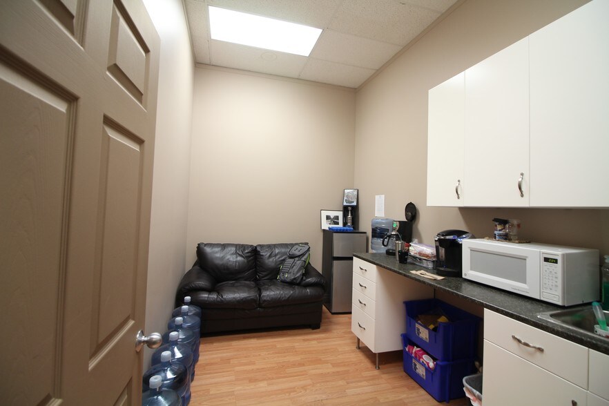 2414 Fairway Plaza Rd S, Lethbridge, AB à louer - Photo de l’immeuble – Image 2 sur 7