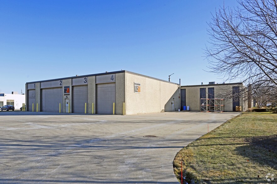 32900 N Avis Dr, Madison Heights, MI à louer - Photo de l’immeuble – Image 3 sur 4
