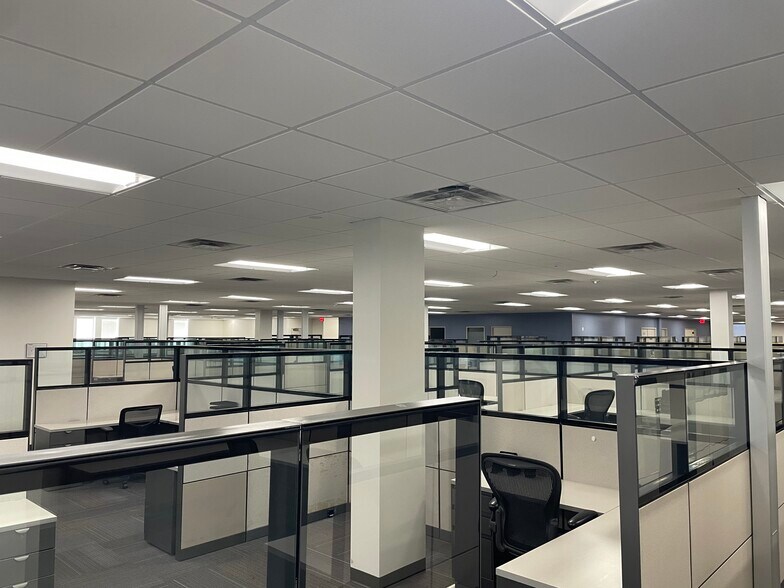 8267 Elmbrook Dr, Dallas, TX à vendre - Photo de l’immeuble – Image 3 sur 31