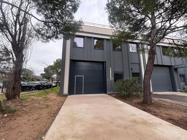 Plus de détails pour Local d'activités à louer