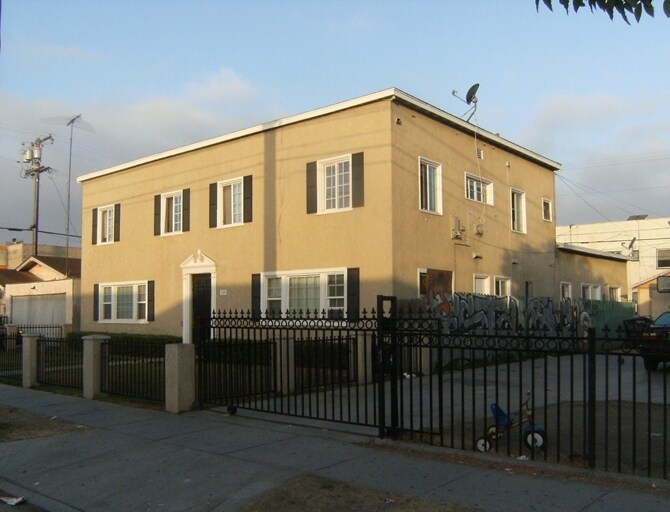 1323 Walnut Ave, Long Beach, CA à vendre - Photo de l’immeuble – Image 3 sur 4