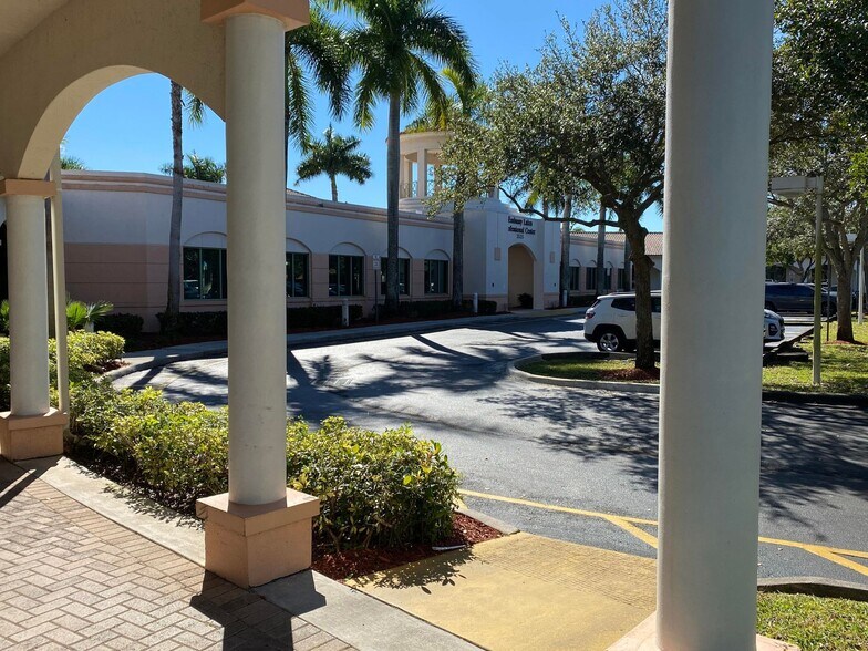 2525 Embassy Dr S, Cooper City, FL à louer - Photo de l’immeuble – Image 2 sur 14