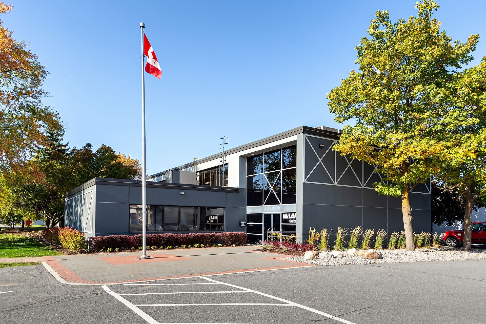 1891-1941 Robertson Rd, Ottawa, ON à louer Photo de l’immeuble– Image 1 sur 3