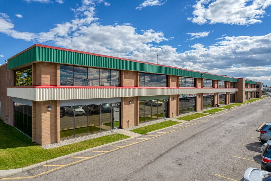 4041 74th Ave SE, Calgary, AB à louer - Photo de l’immeuble – Image 1 sur 12