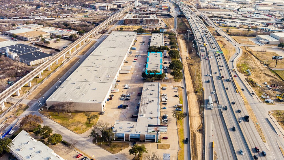 1300 N Interstate 35E, Carrollton, TX à louer - Photo de l’immeuble – Image 3 sur 5